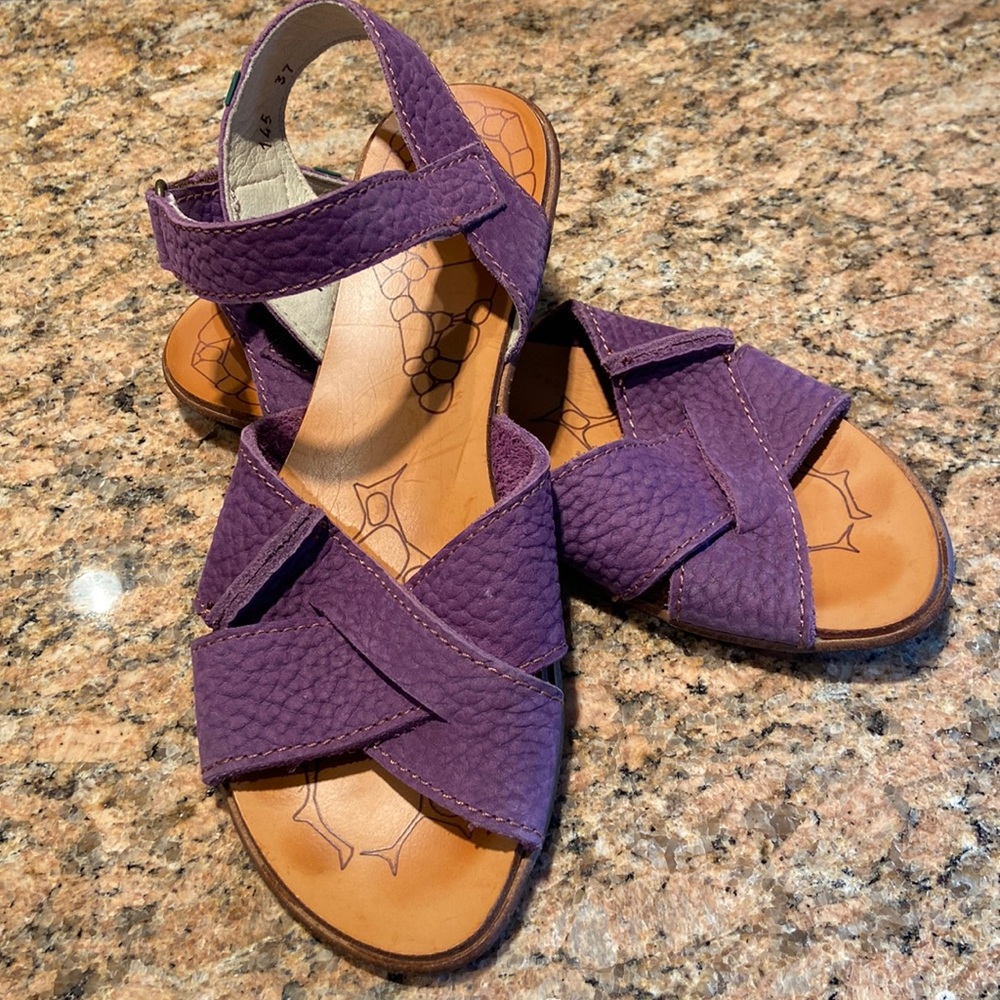 Caminar por la vida true purple leather sandals